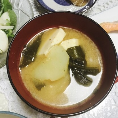 こんにちは。
じゃがいものホクホクが、とても美味しかったです。
わかめと豆腐で、ボリュームも満足でした。
ご馳走様でした。